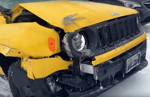 В США снегоуборочная машина разбила более 40 автомобилей. Видео