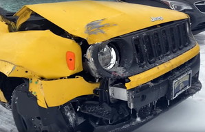 В США снегоуборочная машина разбила более 40 автомобилей. Видео