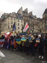 Парижане вышли на майдан поддержать Украину (Фото)