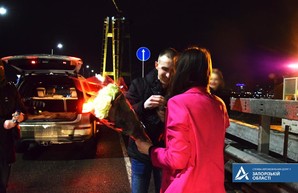 «Помолвка на высоте»: украинец сделал предложение на вантовом мосту Зеленского