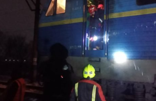 В результате столкновения пассажирского поезда и грузовика есть один пострадавший