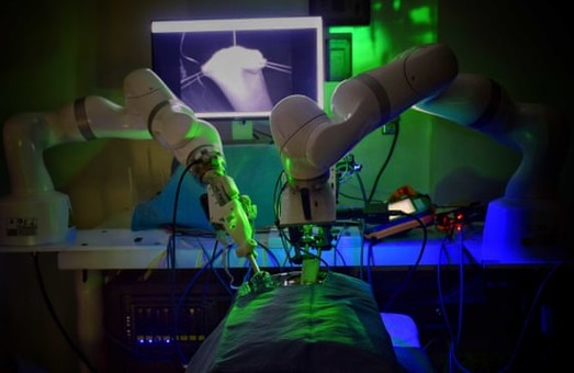 Робот впервые провел операцию без участия человека