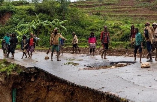 На Мадагаскаре эвакуировано более 48 тысяч людей из-за сильного урагана: есть погибшие