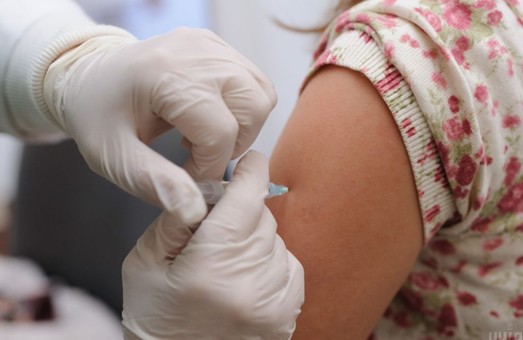 Не хотят колоться: министр рассказал, в каких областях не вакцинируются