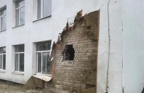 Боевики обстреляли Станицу Луганскую: попали в детский сад, есть пострадавшие