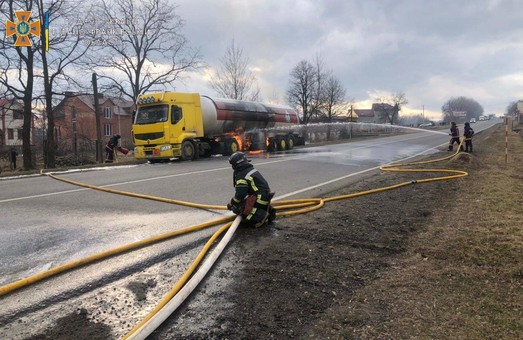 На Прикарпатье второй день горит цистерна с газом: началась эвакуация людей