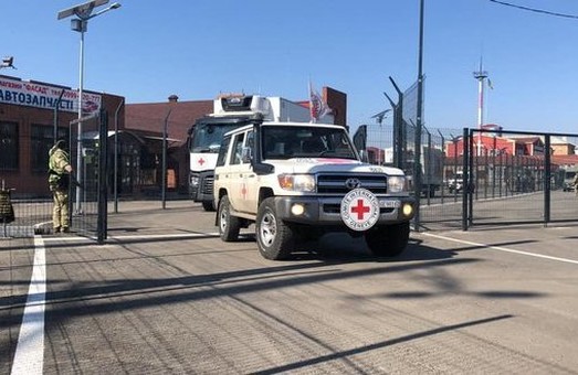 Возле КППВВ «Счастье» на Луганщине обстреляли конвой «Красного креста»