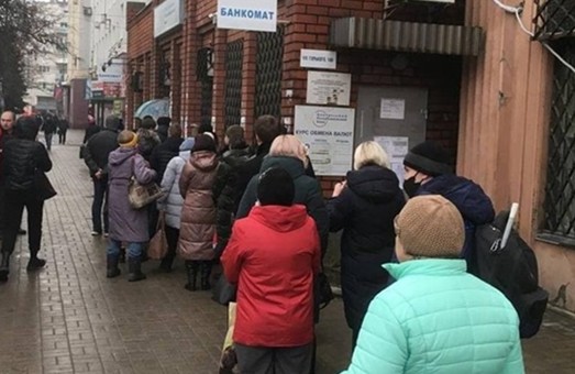 Взрывы, очереди за хлебом и принудительная мобилизация: что сейчас происходит в Луганске