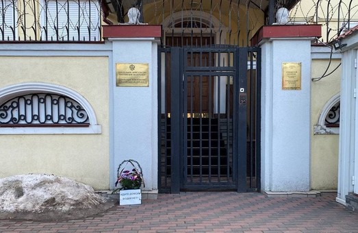 «Идите домой! Водки нет»: Харьковчане оставили подарок под Генконсульством России