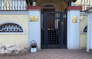 «Идите домой! Водки нет»: Харьковчане оставили подарок под Генконсульством России