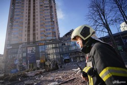 В результате обстрела жилого дома в Киеве пострадали люди (Фото, видео)