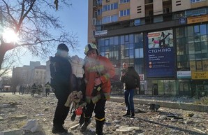 В результате обстрела жилого дома в Киеве пострадали люди (Фото, видео)