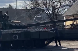 Эти кадры войдут в историю: Украинцы собой преграждают движение вражеских танков