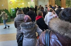 Санкции в действии: По всей России выстроились очереди в банкоматы (Видео)