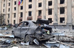 В результате артобстрела Харьковской облгосадминистрации под завалами оказались люди (Фото, видео)