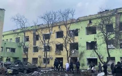 Российские оккупанты обстреляли роддом в Мариуполе