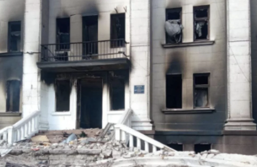 В Мариуполе продолжают ликвидировать последствия вражеского удара по городскому драмтеатру