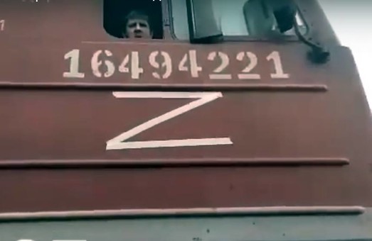 «Убери это»: в Казахстан прибыл поезд с российской свастикой (видео)