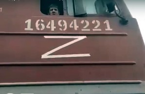 «Убери это»: в Казахстан прибыл поезд с российской свастикой (видео)