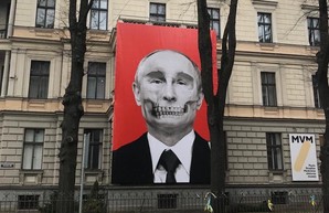 Посольство РФ в Риге обязали сменить табличку с названием улицы, которую переименовали в «Независимости Украины»