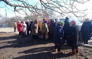 В Луганской области заработала «передвижная» «Укрпочта» – люди получили пенсии и товары первой необходимости