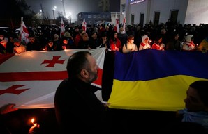 В аэропорту Тбилиси сотни людей пришли почтить память погибших в Украине бойцов