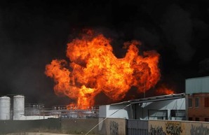 Из-за ночных "прилетов" в Днепре уничтожена нефтебаза, 8 часов горел завод