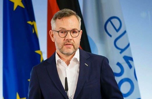 Германия отправит в Украину тяжелое вооружение, - Глава комитета Бундестага