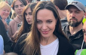 Анджелина Джоли во Львове встретилась с вынужденными переселенцами