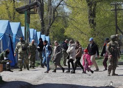 Полк «Азов» показал, как эвакуируют людей из Мариуполя (видео)