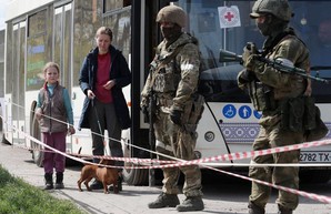 Полк «Азов» показал, как эвакуируют людей из Мариуполя (фото, видео)