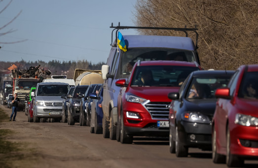 Харьковчане стали массово возвращаться домой: на въезде в город образовались пробки