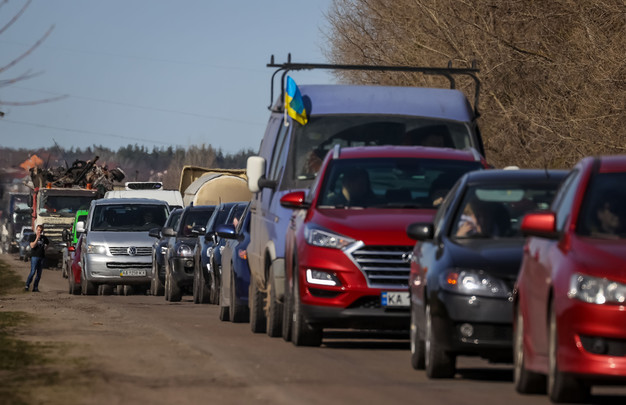 Харьковчане стали массово возвращаться домой: на въезде в город образовались пробки
