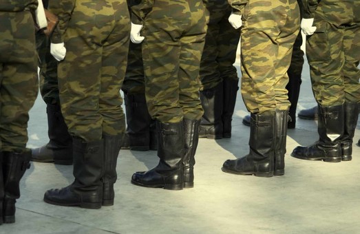 Русские солдаты носят женские лосины и пилят лес
