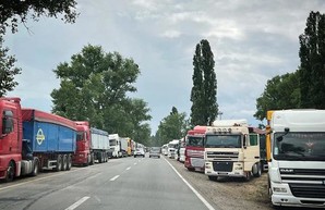 На подъездах к международным КПП обустроят площадки для отстоя транспорта – Укравтодор