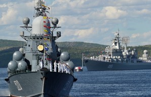 Военные корабли РФ прячутся за гражданскими судами и атакуют ракетами