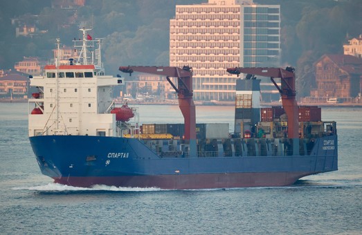 Себе на уме: Турция пропускает российские корабли с вооружением через Босфор